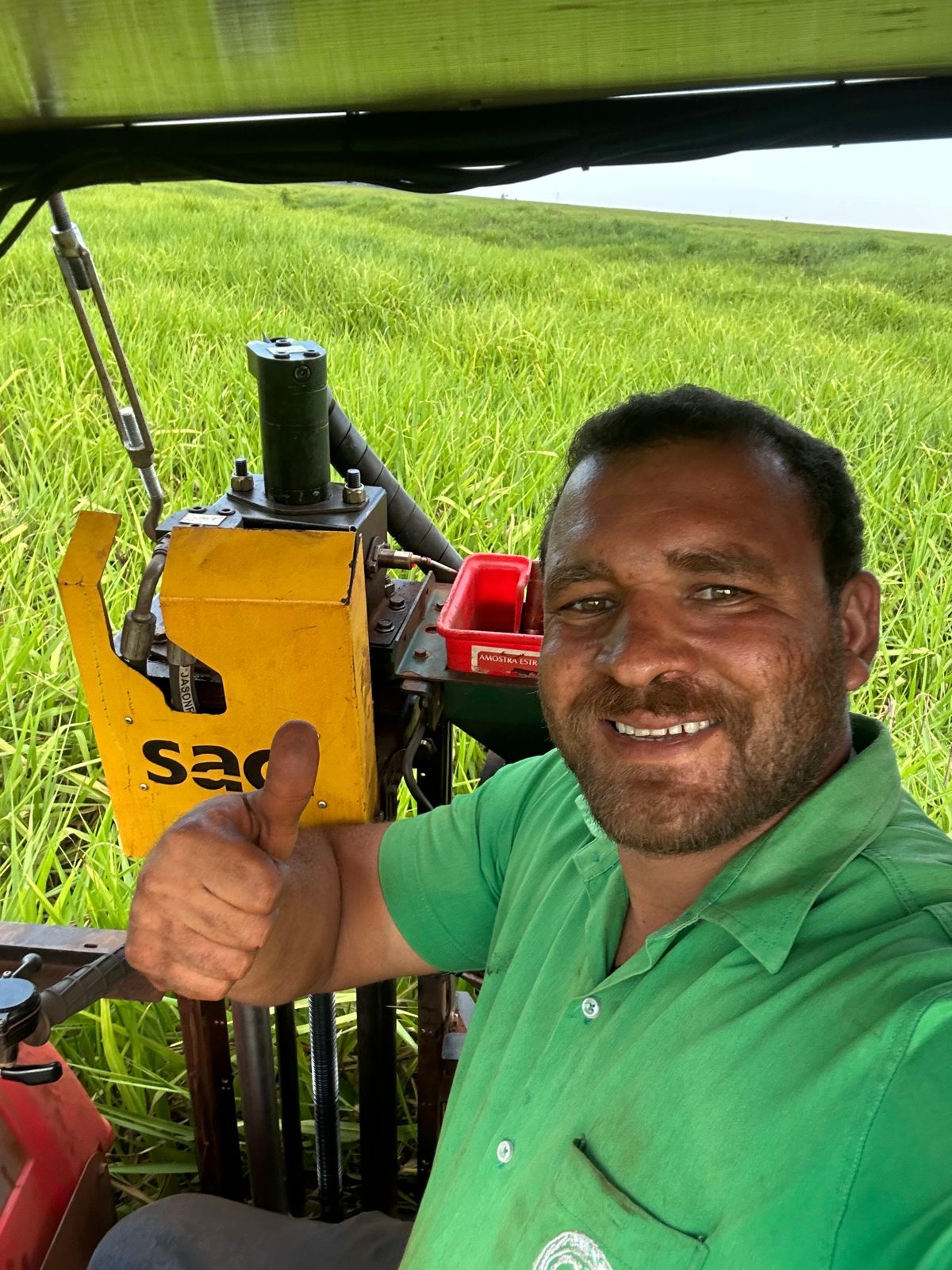 Equipe FNTerra coletando solo com máquina SACI no campo