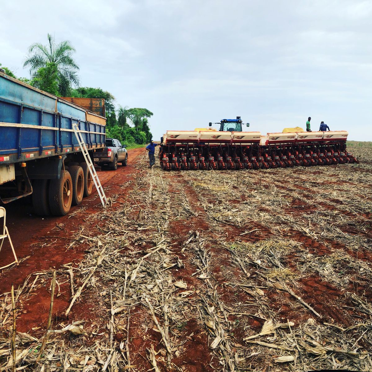 Plantadeira e caminhão de sementes no plantio direto sobre palhada